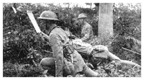 图为抗日战争时期,一名国军士兵拔出大刀,准备和冲上来的日军进行白刃