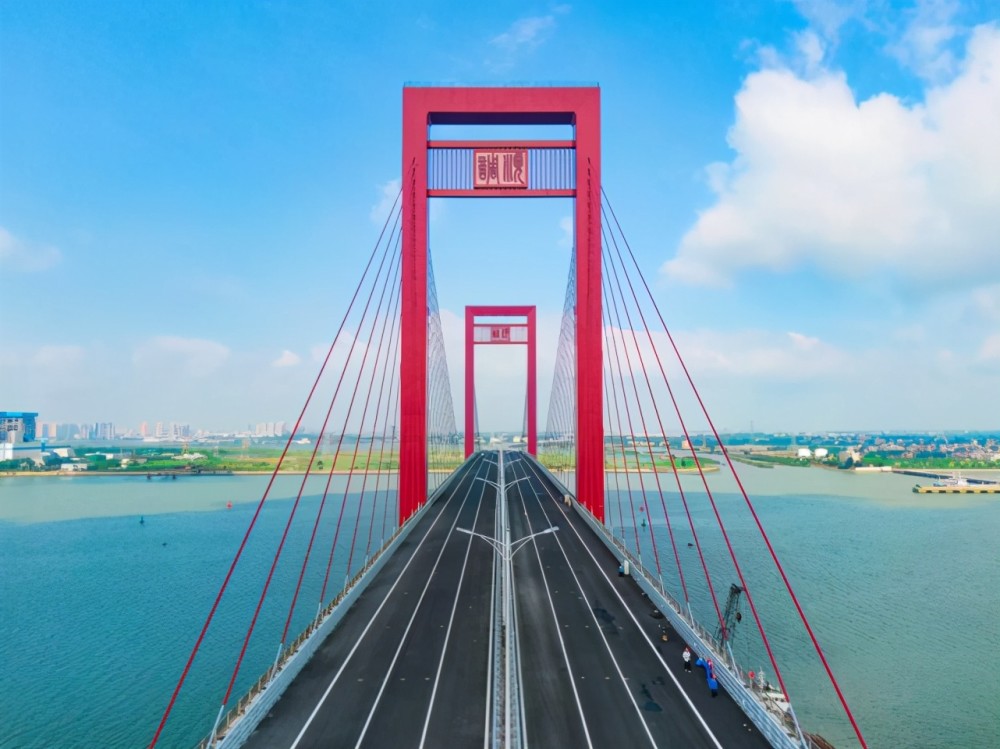 广东湛江调顺跨海大桥建成通车