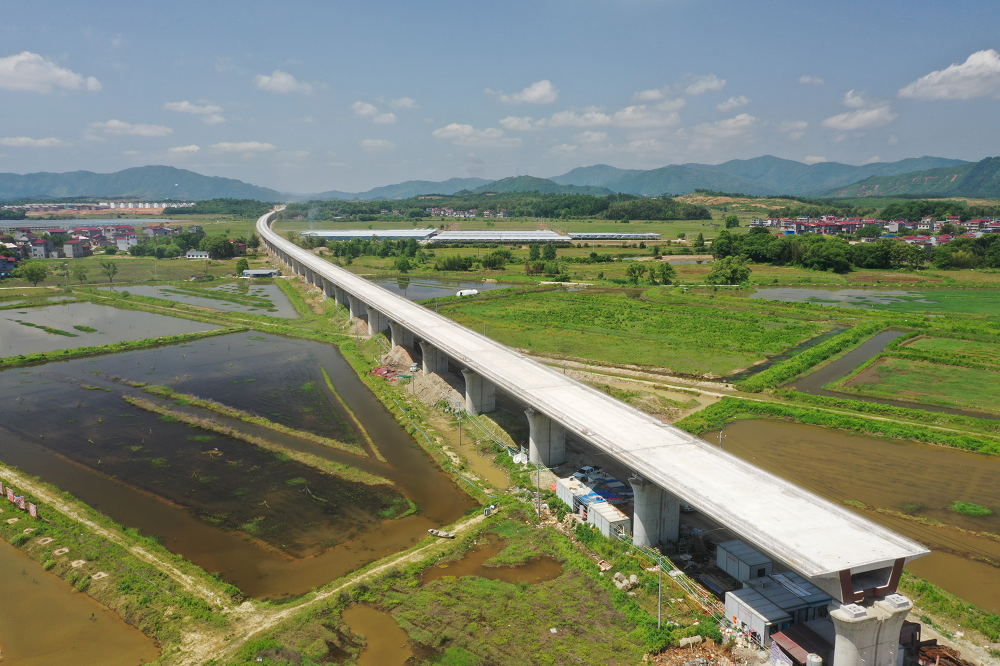 昌景黄铁路江西段瑶里隧道出口至叶家坞斜井段顺利贯通