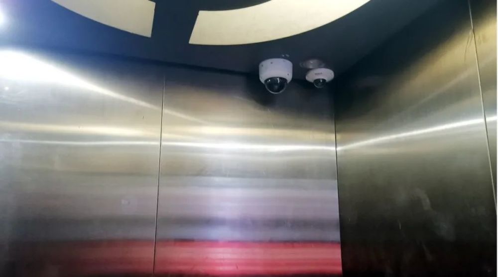 电动车阻车器位于电梯上端,从外观上看类似一个摄像头.