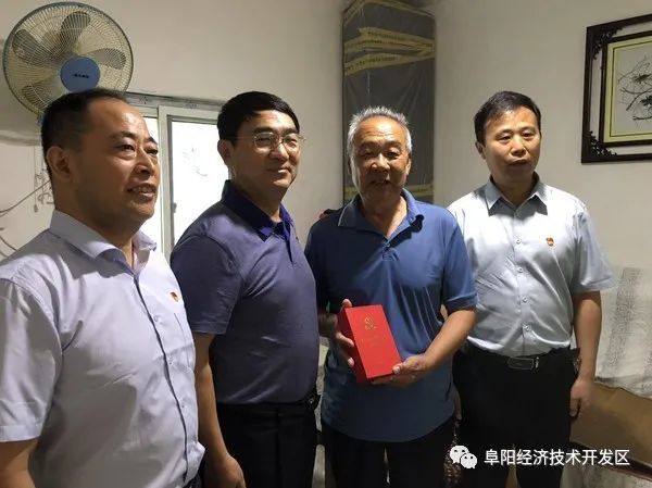 在慰问安徽阜阳医药集团老党员李华阳时,刘玉建与他亲切交谈,并为他