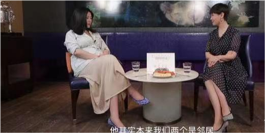 朱珠怀孕7个月现身老公新店,众人面前被王昀佳搂怀中