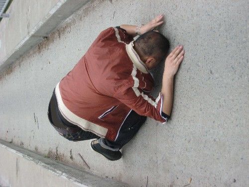 乞丐捡钱报警,却被诬陷拿走一万,他委屈挽起袖子,失主磕头认错