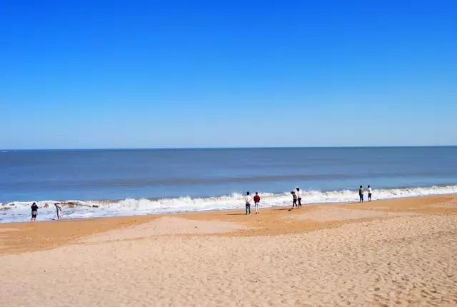 ▼ 葡萄滩海水浴场 在露天的海滩上泡吧 仿佛置身英伦小镇,悠闲,惬意