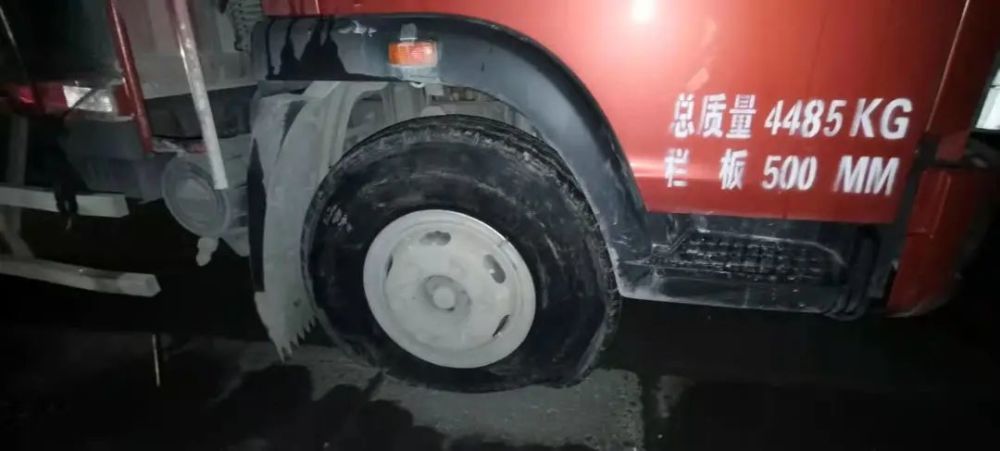 铜仁市高速交警玉屏大队民警巡逻时,发现一辆红色小货车停在松从高速