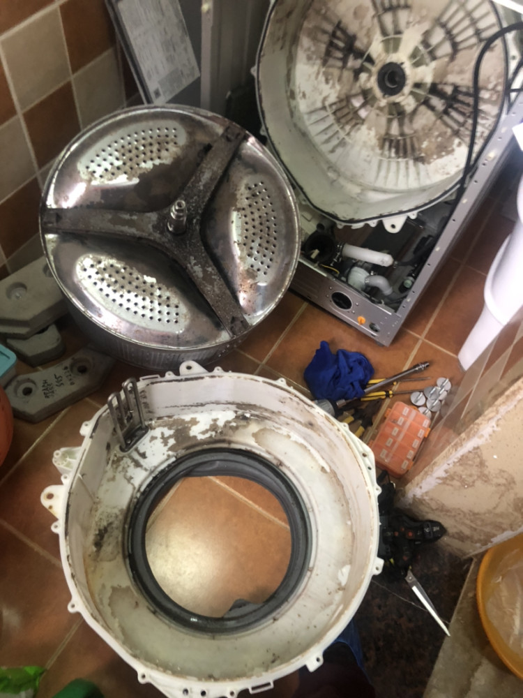 4、滚筒洗衣机过滤网拆卸方法：海尔滚筒洗衣机-+过滤网拆卸
