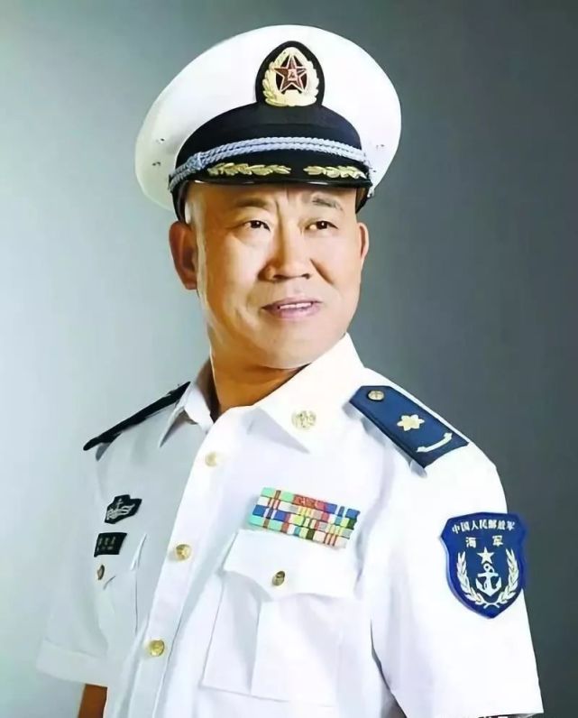 杜旭东海军大校军衔,正师级干部,有着40年的兵龄属文职荣获过国家一