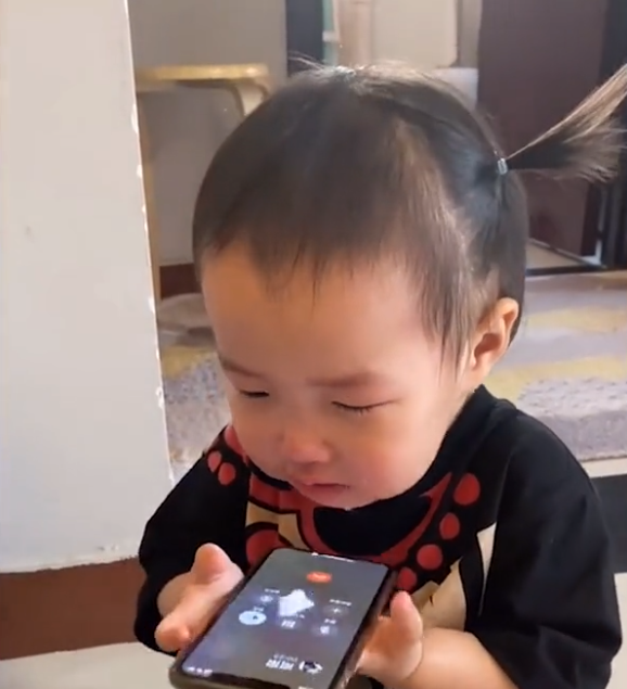 亲生的!北京一萌娃哭得梨花带雨,打电话向爸爸投诉妈妈欺负她