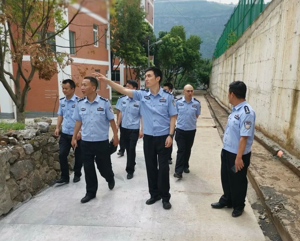 凉山州公安局副局长周云深入雷波督导检查重点工作