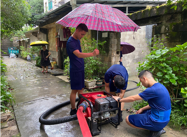 铜仁碧江:强降雨致房屋积水 消防紧急抽水排涝