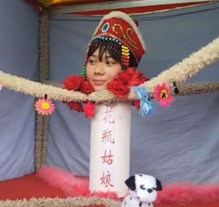 真人没手没脚,以瓶为身,江湖骗术"花瓶姑娘",是如何做到的?