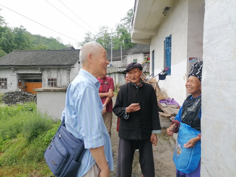 不久,吴正权回忆起来后,这名满头白发的老人已是百感交集.