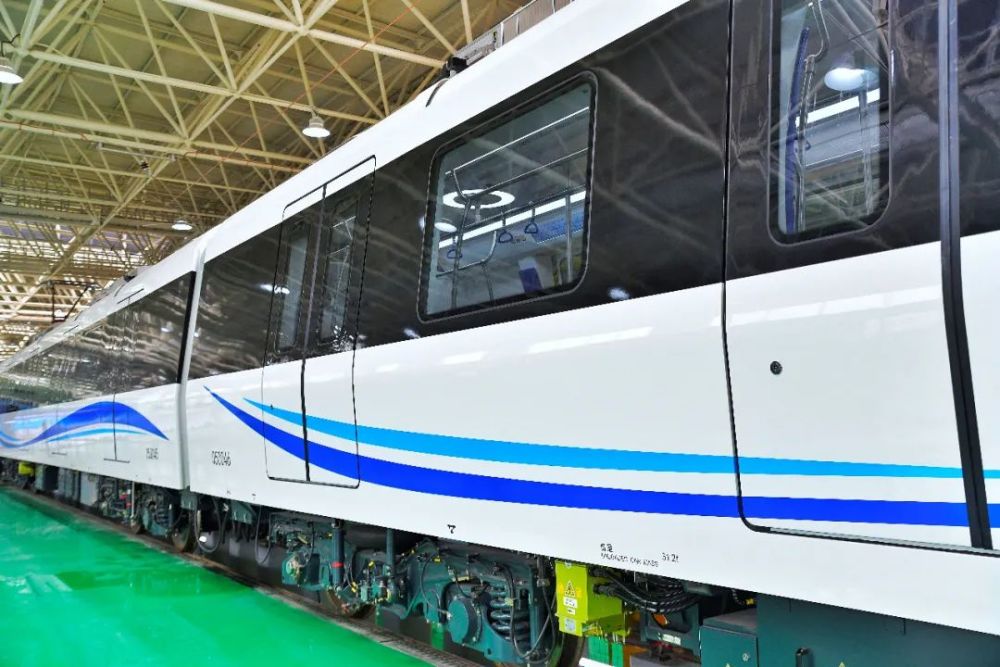 日,宁波轨道交通 5号线经堂庵跟车辆段启用暨全省首列全自动运行列车