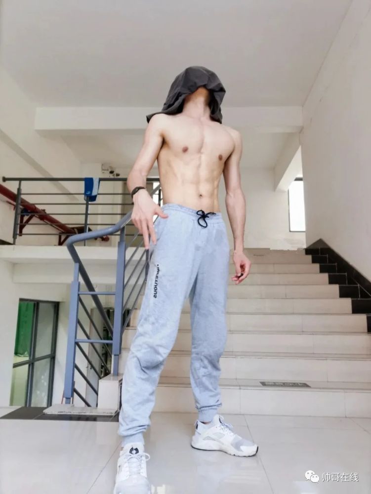 蒙脸自拍的腹肌高中体育生,原来颜值这么高