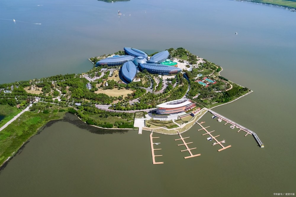 上海周末怎么玩?浦东有个滴水湖,绕一圈10公里,还可以上岛玩!