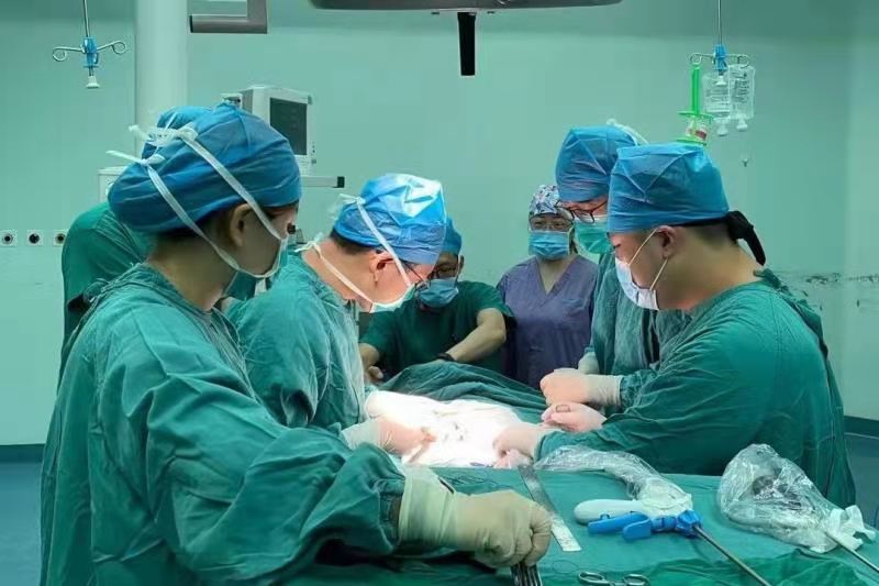 女孩排尿困难十多年 儿医专家手术缓解痛苦