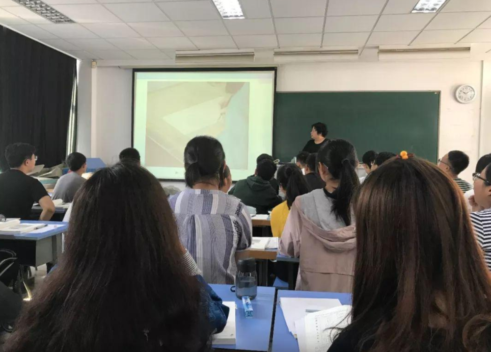 清华大学"教室偷拍照"曝光:身为学生,"吃相太难看了"