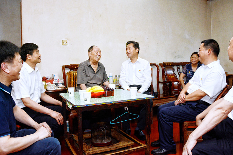 虢正贵走访慰问州级离退休老同志代表