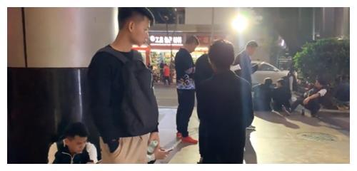更可恨的是,就在陈金陵雪上加霜之时,他的老婆也跟人跑了,并卷走了他