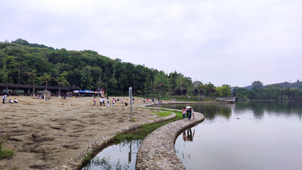 玩沙划船徒步登山的免费景点,德阳东湖山公园,你去过吗