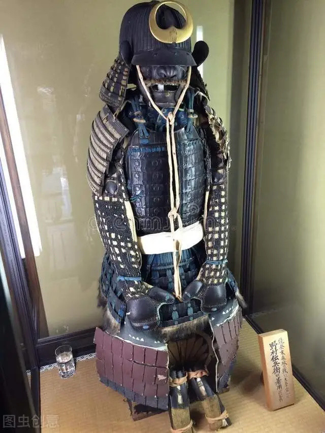 中世纪的日本武士会在自己的头盔上烧香,为了让自己的头在被斩首后