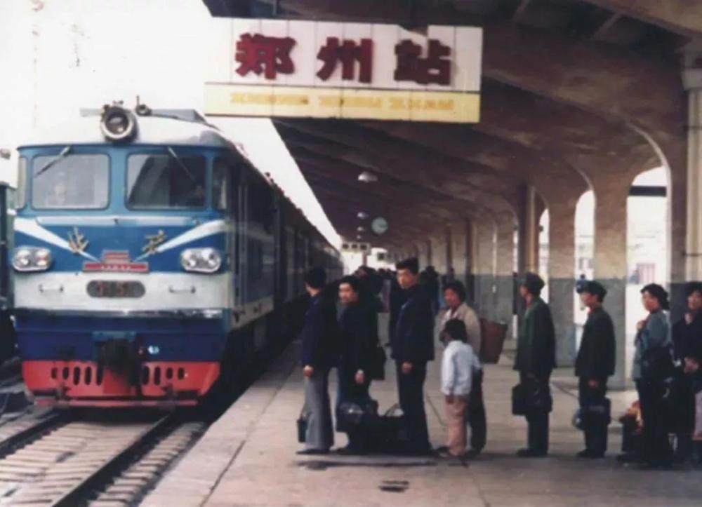 老照片:河南火车站老照片,你看过几个