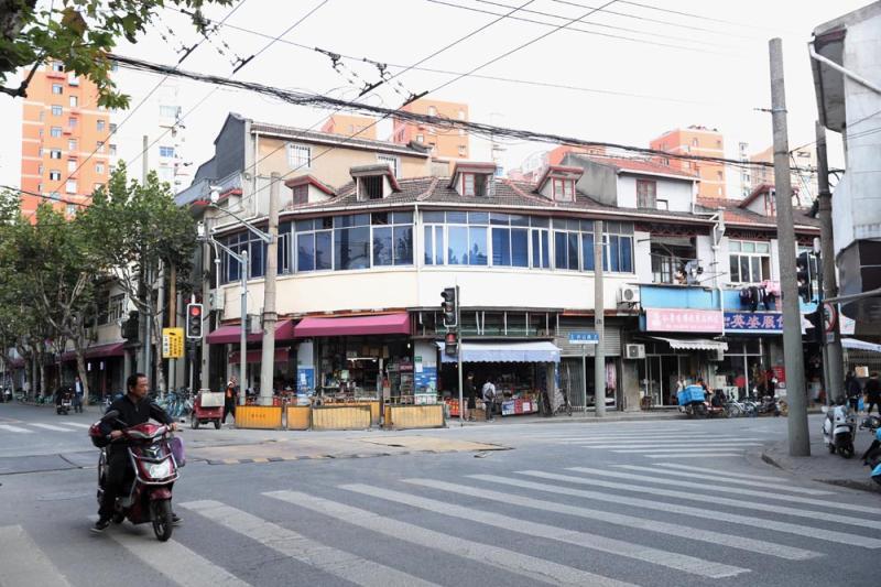 南货店开在唐山路舟山路转角上,面朝西,最早有8开间门面.