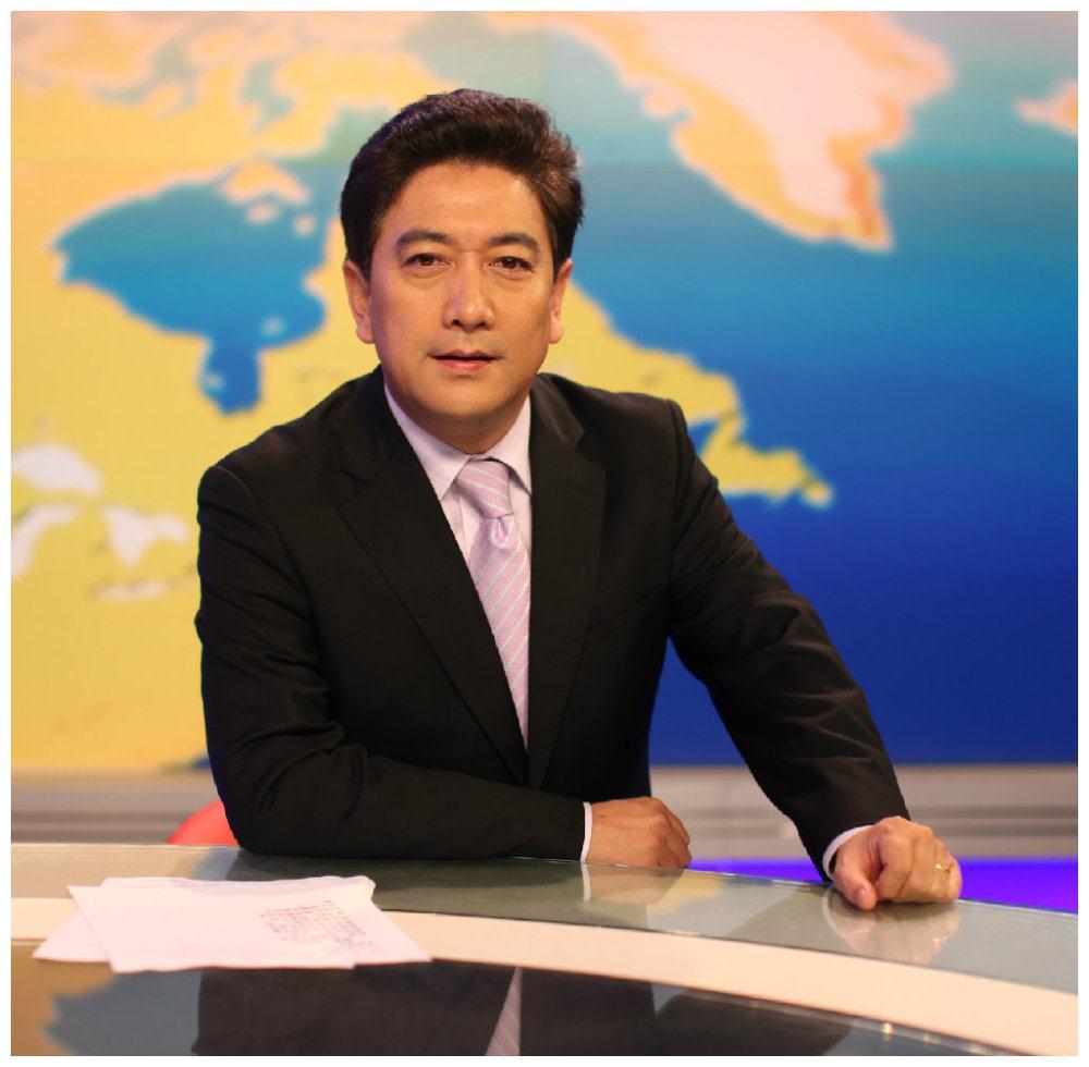 49岁再做父亲,央视"名嘴"水均益的幸福生活