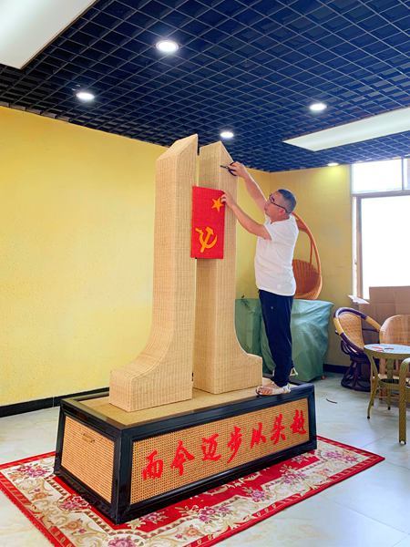 娄山关下非遗传承人创作藤编作品感党恩腾讯新闻 