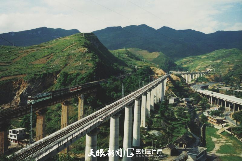 2001年11月30日,株六复线铁路贵州段建成.杨七洲 摄