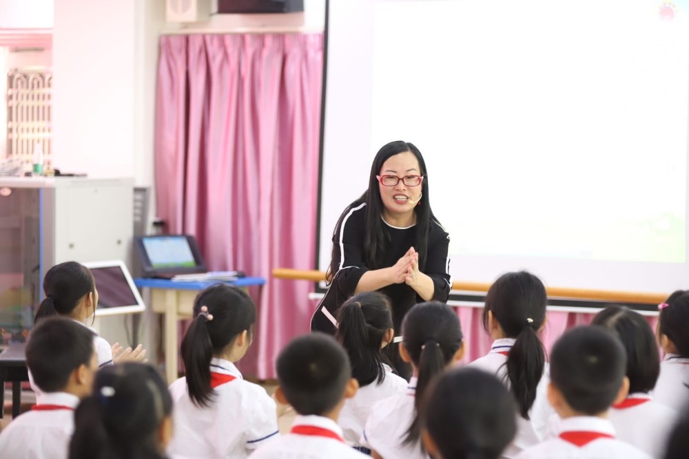 听说学校的舞蹈老师需要协助,陈燕赶到学校.