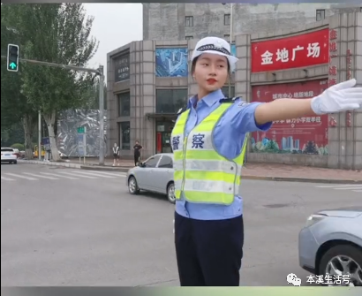 本溪女辅警上路执勤,车水马龙中一道靓丽的风景线