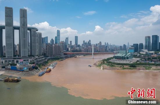 摄6月30日,在重庆朝天门的长江和嘉陵江交汇处,再现一清一浊的"鸳鸯锅