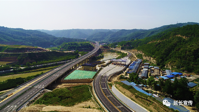 据延长县加善子沟村的村民郭瑞东介绍,他们村就在高速公路沿线