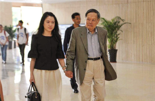 牵手17年,99岁的杨振宁允许翁帆改嫁,为何财产全部归