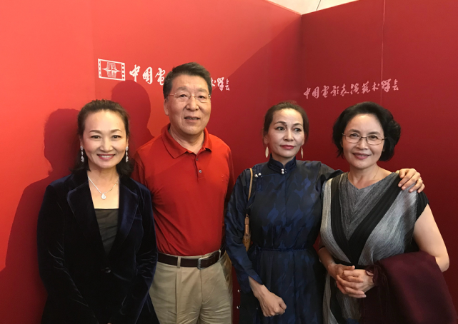 腾格尔前妻哈斯高娃原来长这样,奔六的年纪优雅大方