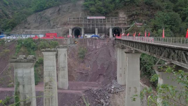 大瑞铁路秀岭隧道今日贯通