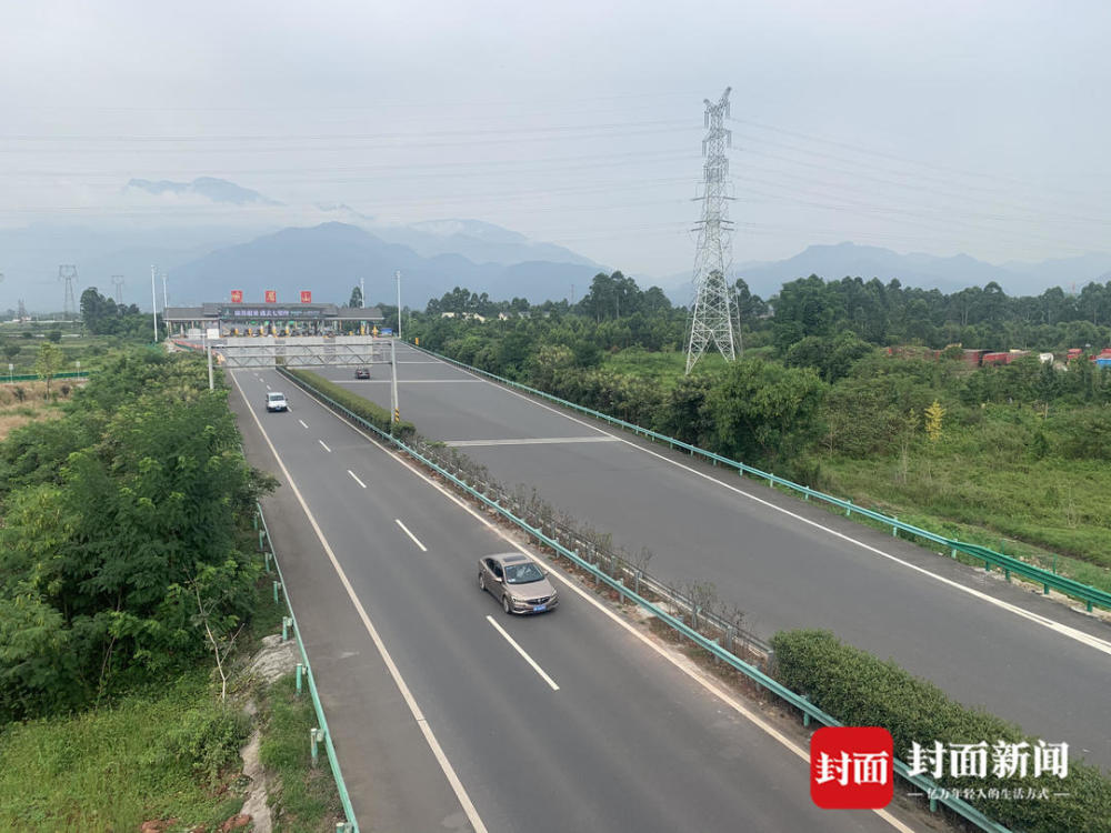 此次开通的峨眉至峨边段起于峨眉枢纽互通,与乐雅高速公路乐峨连接线