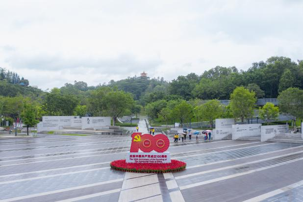 为营造浓厚的社会氛围,龙华区充分利用公交,有轨电车,公园,社区,交通