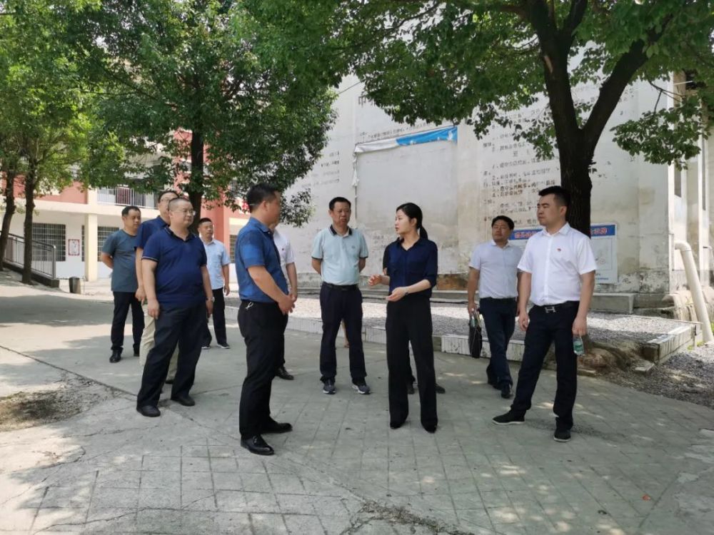 在火连坡镇闸口中心小学,徐桢现场督导了学校安全工作.