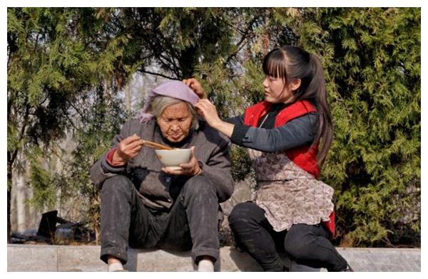 95后女孩郭文瑞:农村喂牛报恩养父,不愿意出嫁,想找个