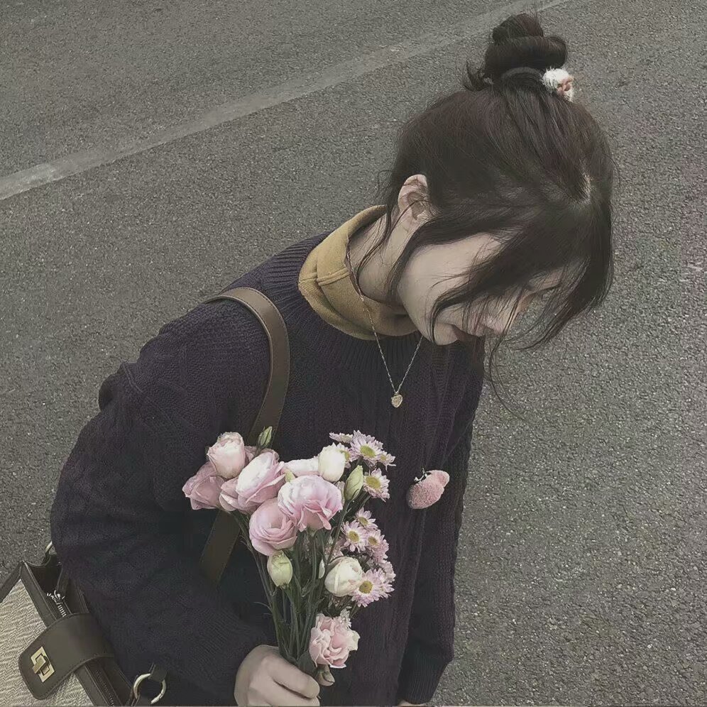 捧花女生头像:遇见你后,睁眼是花田,闭眼是星河