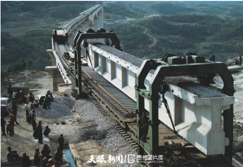 2001年12月16日,水柏铁路全线接轨.