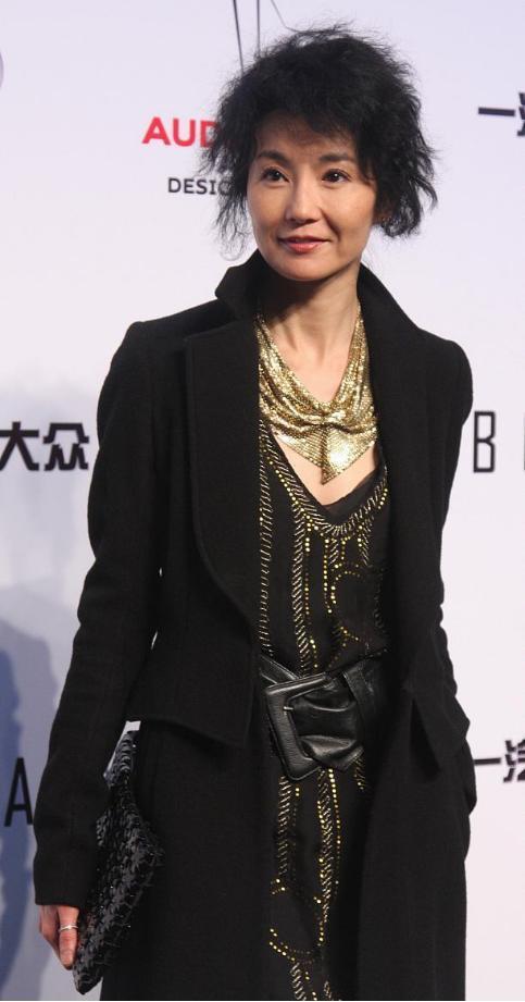 张曼玉瘦过头穿一身黑变成骨感美人凭气质撑起凌乱发型