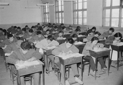 历史上珍贵的老照片:1977年恢复高考,从此改变无数人的命运