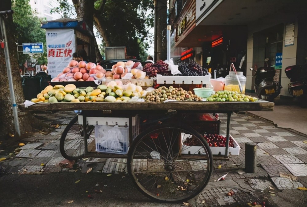当年湖南大二学生辍学创业,22岁成千万富翁,一年后却摆摊卖水果