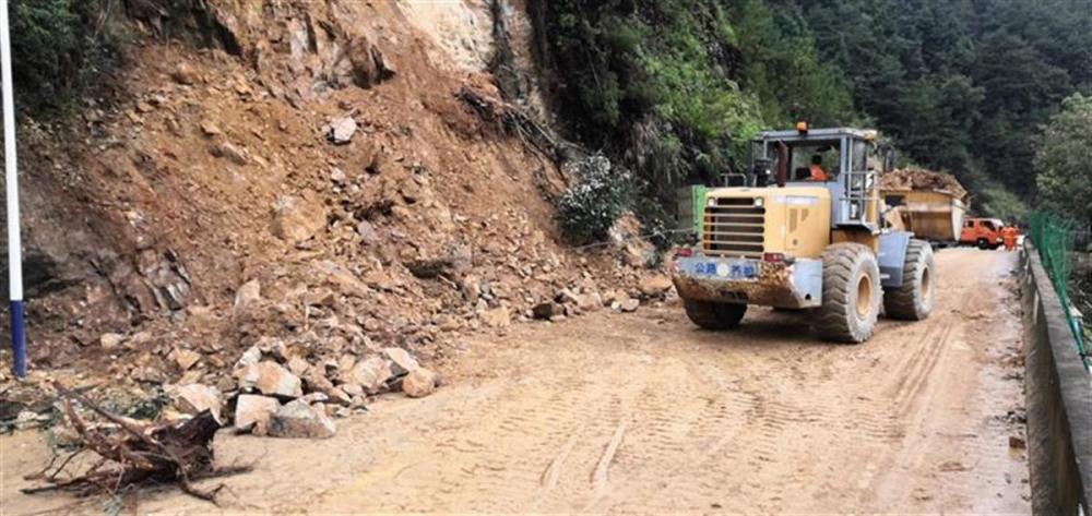 福建南平暴雨致山体溜方,土石滚落致国道堵塞数小时