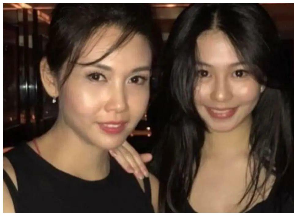 邱淑贞女儿沈月,开眼角不慎把自己do成了僵脸娃娃?