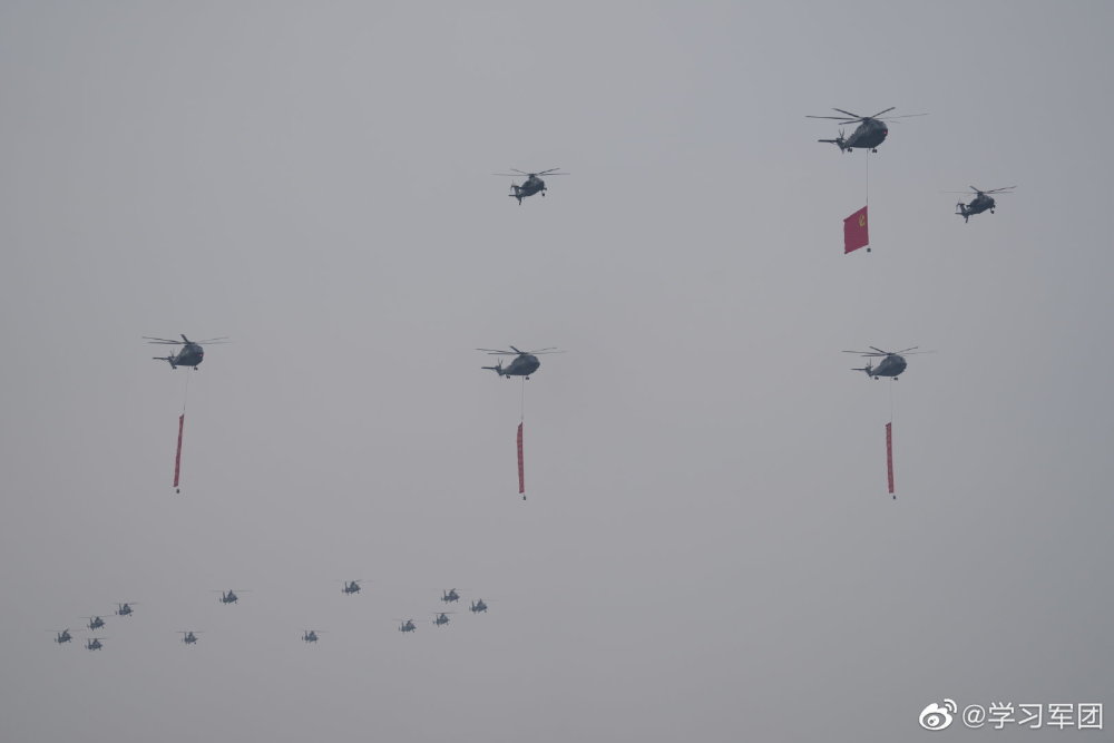 空中护旗梯队上悬挂巨幅标语 祝福党的百年华诞!