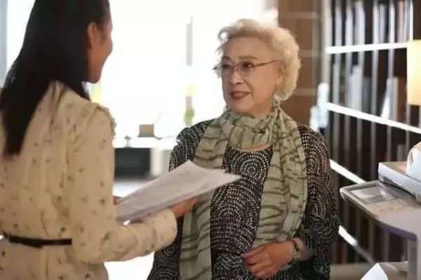 秦怡在病房过100岁生日:没有一道皱纹的她,尝遍苦难,终成传奇!